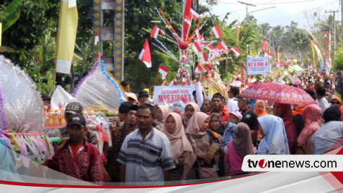 Wujud Rasa Syukur Warga Pasrujambe Lumajang Arak Ratusan Jolen Dan