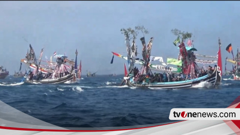 Pertengahan Bulan Suro Nelayan Di Muncar Banyuwangi Larung Sesaji Di