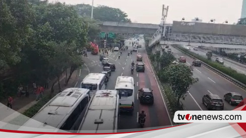 Massa Buruh Sempat Diadang Polisi Sebelum Kepung Gedung MK Dan Istana