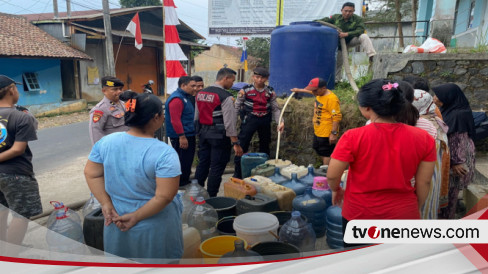 Watercanon Polres Sukabumi Kota Distribusikan Air Bantu Warga Terdampak