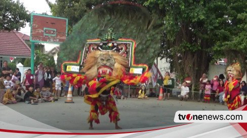 Rayakan Hut Kemerdekaan Ri Warga Di Surabaya Dihibur Kesenian Reog