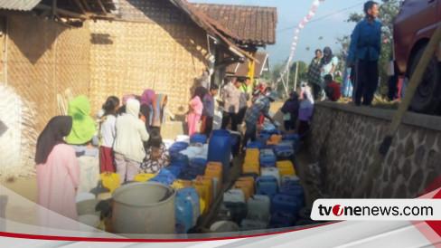 Memilukan Warga Garut Terdampak Kemarau Polisi Pasok Air Bersih