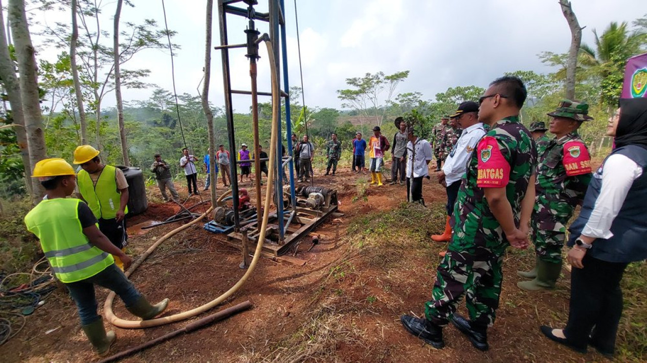 16 Kecamatan Di Ciamis Kesulitan Air Bersih TNI Polri Dan Warga Bahu