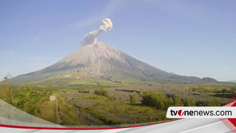 Gunung Semeru Erupsi Semburkan Kolom Abu 1 500 Meter Di Atas Puncak Kawah