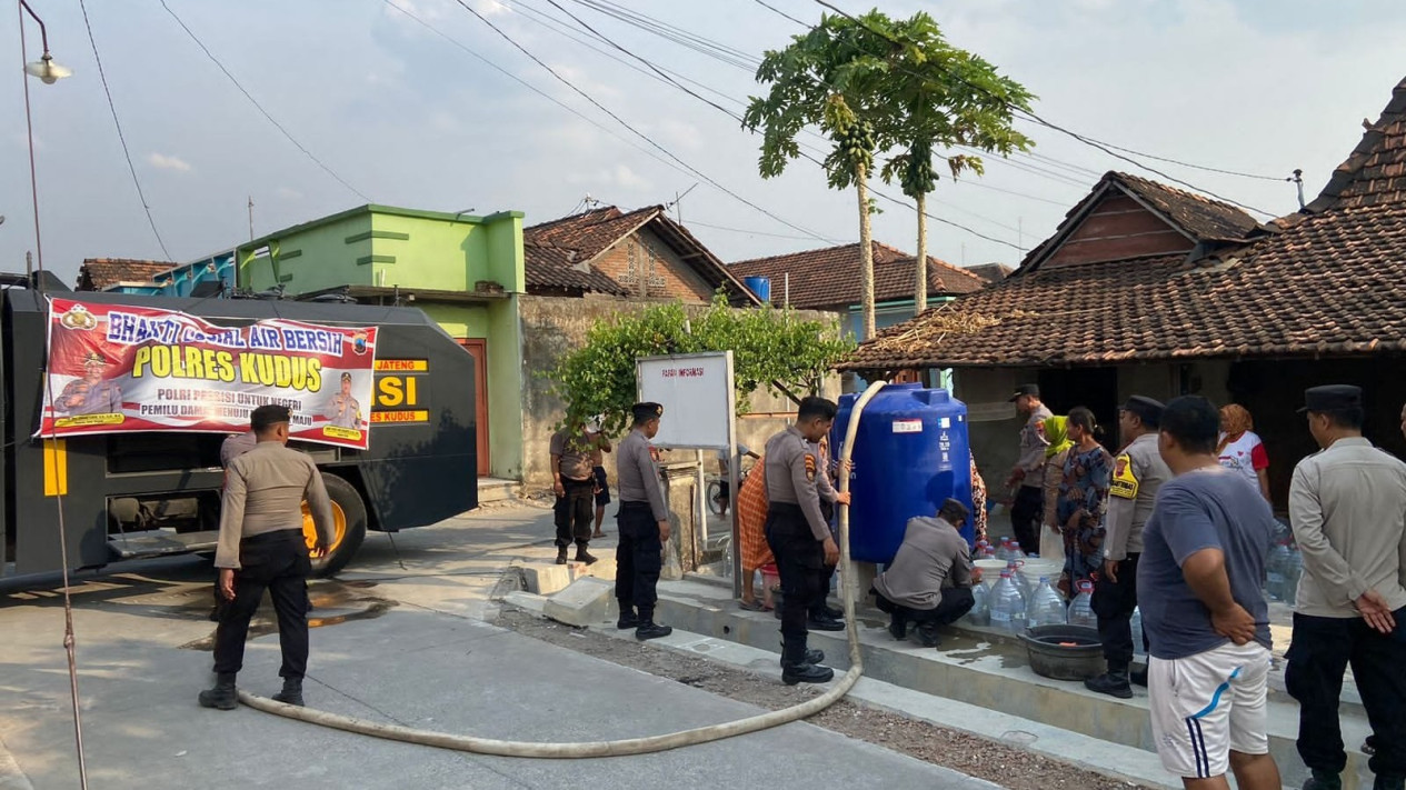 Kemarau Panjang Polres Kudus Salurkan Bantuan Ribu Liter Air Bersih