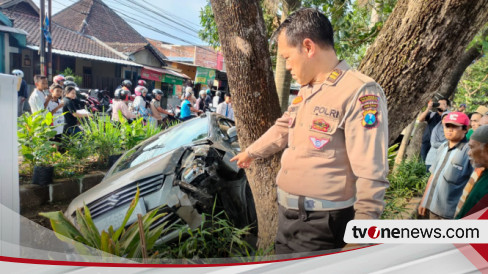 Sopir Ngantuk Mobil Tabrak Pohon Hingga Masuk Sungai Kecil Di