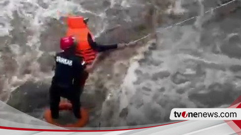 Dramatis Petugas Terjang Banjir Selamatkan Remaja Ditengah Sungai Di