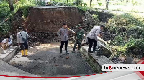 Puluhan Rumah Terendam Dan Jembatan Ambrol Diterjang Banjir Bandang Di