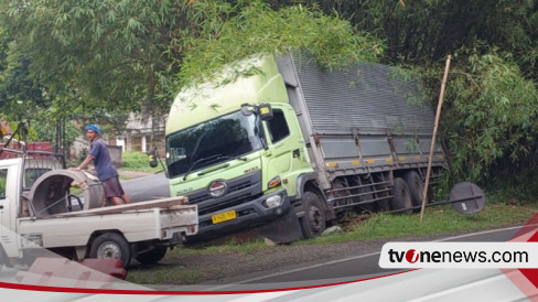 Tidak Kuat Menanjak Tronton Rebahan Di Tanjakan Batununggul Ciamis