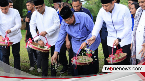 Peringati Tahun Tsunami Aceh Ahy Dan Sby Ziarah Ke Kuburan Massal Siron