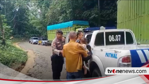 Polisi Bantu Evakuasi Pasien Melahirkan Yang Terjebak Material Tanah