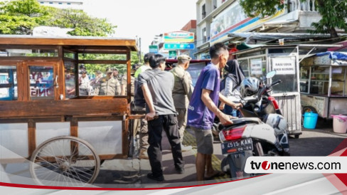 Petugas Gabungan Tertibkan Pkl Dan Parkir Liar Di Trotoar Jalan Cempaka