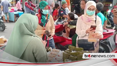 Ratusan Warga Serbu Pasar Takjil Ramadhan Khas Pesisir Gresik Cukup