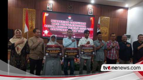 KPU Jombang Santuni Tiga Petugas KPPS Yang Sakit Dalam Tugas