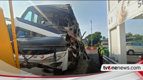 Bus Tabrak Truk Di Tol Tembalang Semarang Dua Orang Meninggal Dunia