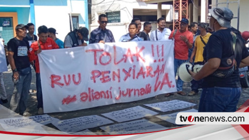 Tolak RUU Penyiaran Jurnalis Lamongan Gelar Aksi Turun Jalan