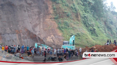 Tebing Setinggi Meter Longsor Timbun Orang Dan Truk Penambang