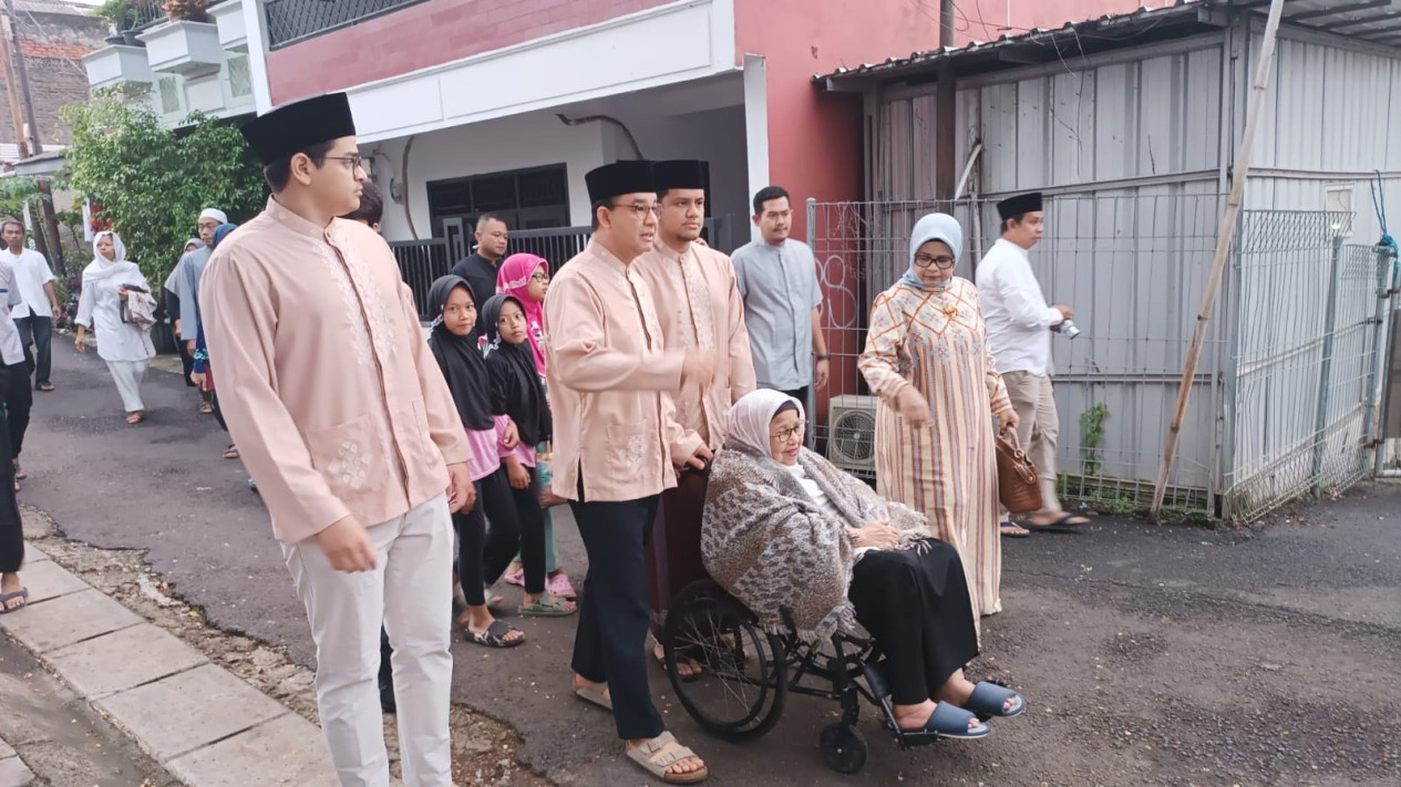 Anies Baswedan Dan Keluarga Kompak Pakai Baju Seragam Saat Salat Idul Adha