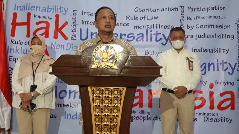 Komisioner Pemantauan dan Penyelidikan Komnas HAM Mohammad Choirul Anam memberikan keterangan pers di Jakarta, Rabu.