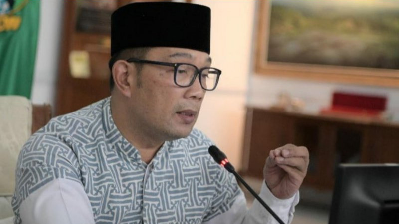Gubernur Jawa Barat Ridwan Kamil saat melakukan rapat daring