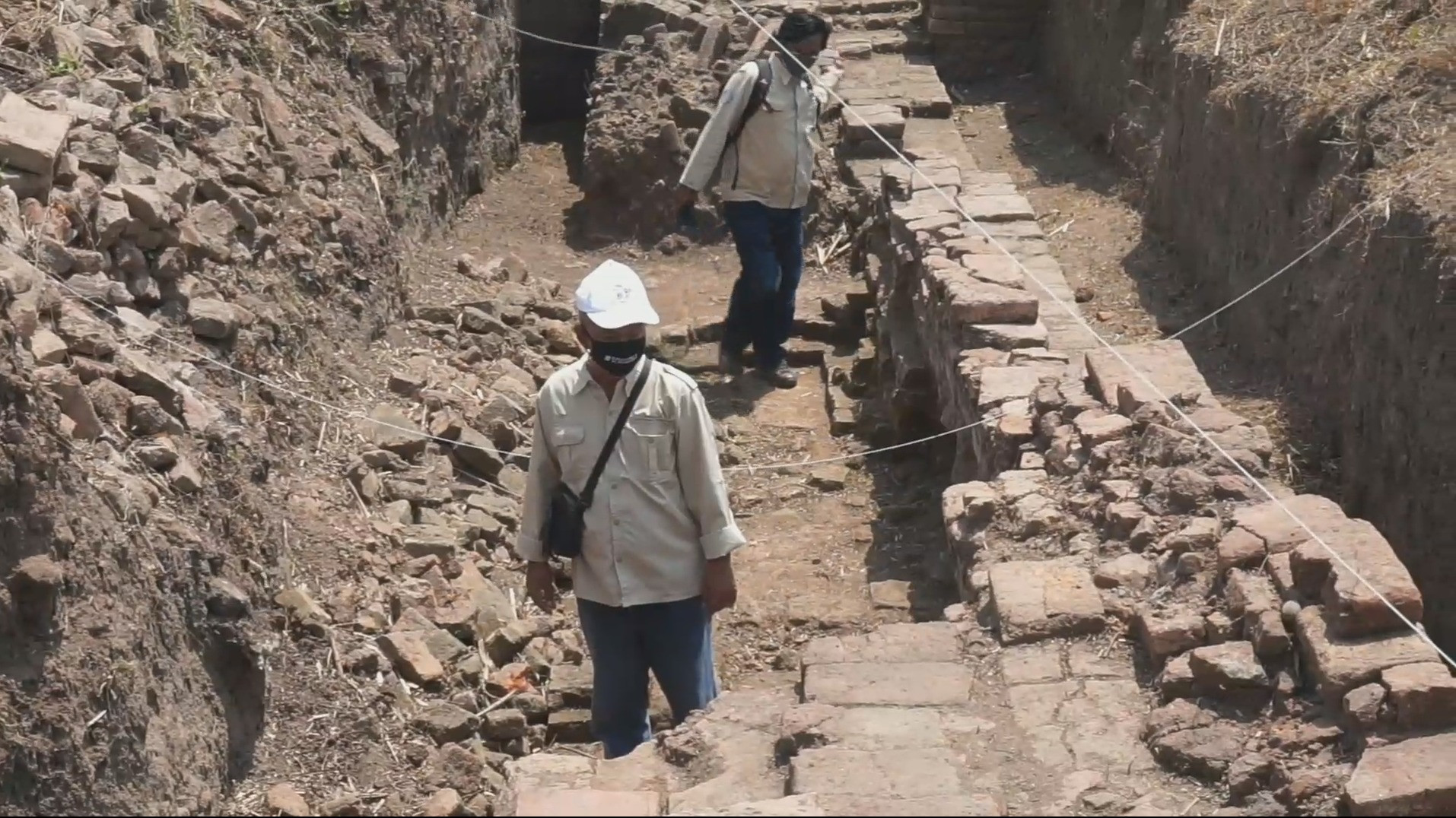 Ini Dia Penampakan Pintu Gerbang Istana Bhre Wengker di Mojokerto
            - galeri foto