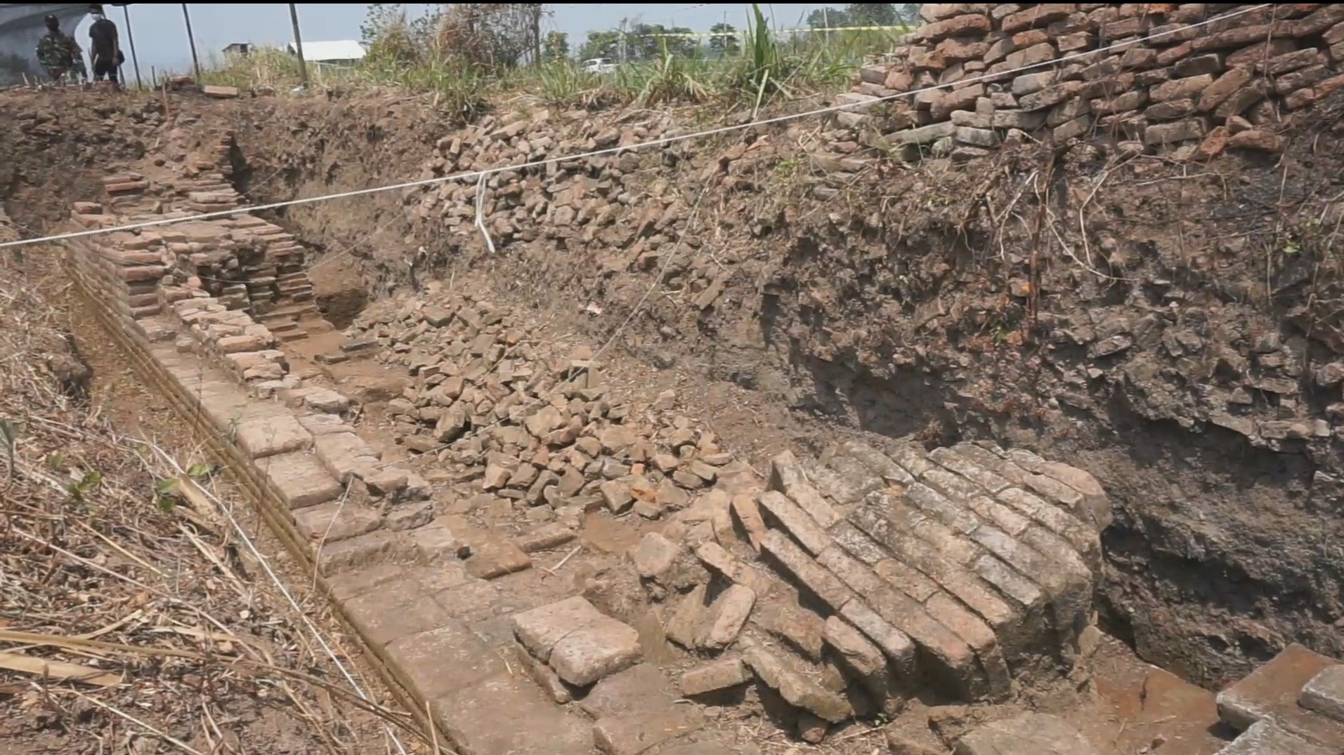 Ini Dia Penampakan Pintu Gerbang Istana Bhre Wengker di Mojokerto
            - galeri foto