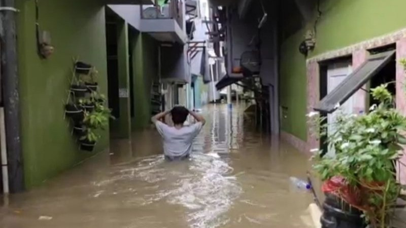 (Banjir di Kebon Pala, Jakarta Timur, Senin (8/11/2021). Sumber: ANTARA)