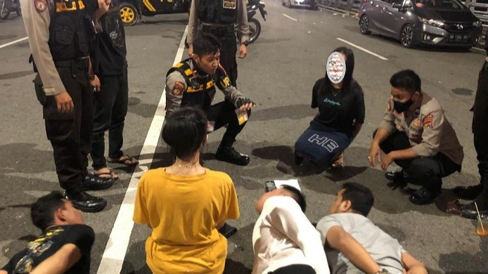 3 ABG Wanita Dan 4 Pria Digerebek Polisi Di Jembatan Emas Pangkalpinang, Polisi Temukan Sejumlah Paket Sabu