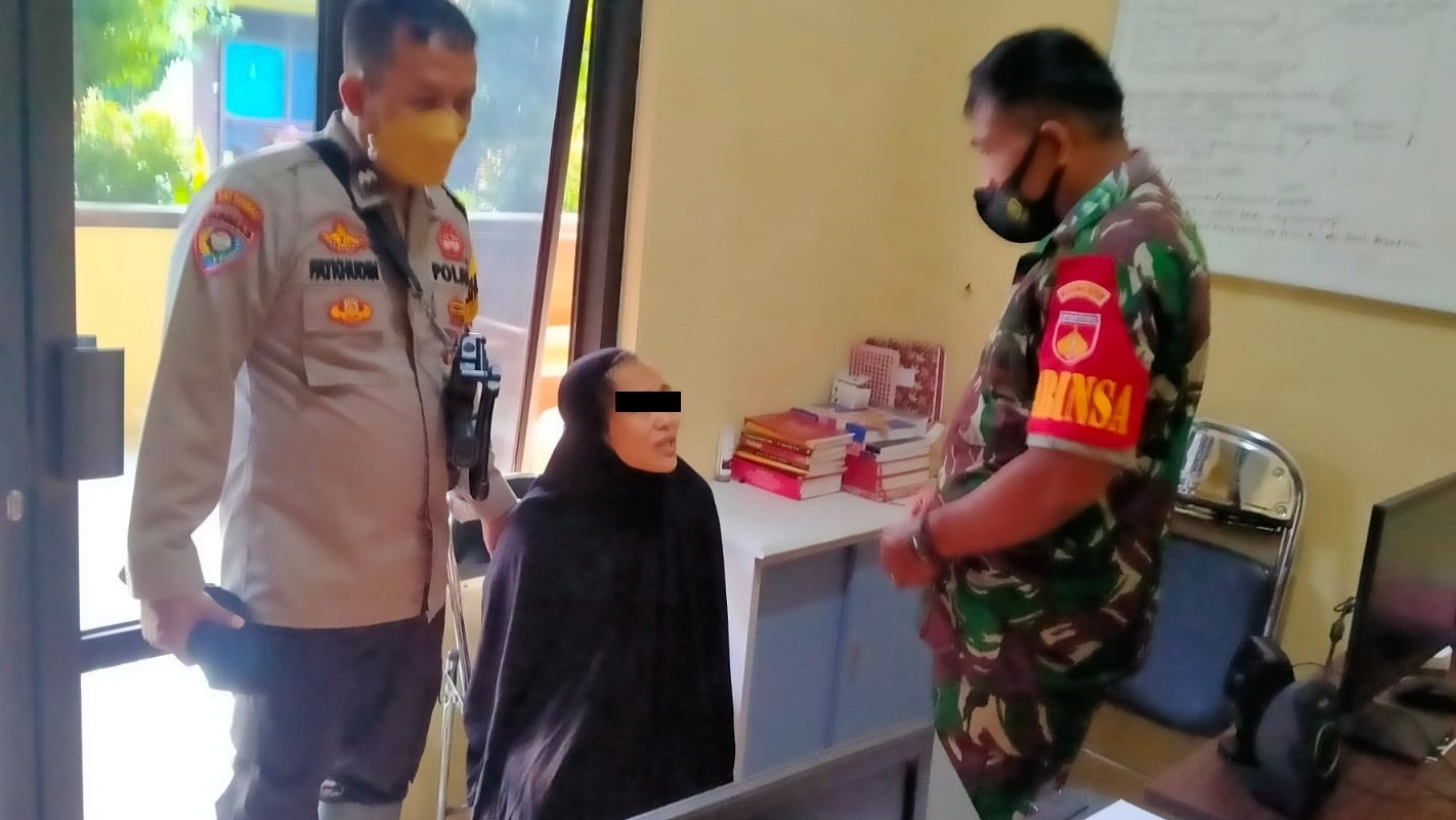 Masih Pakai Mukena, Ini Foto-Foto Ibu Kandung yang Aniaya 3 Anak di Brebes saat Diperiksa Polisi
            - galeri foto