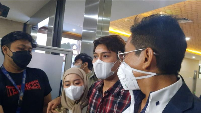Dokumentasi-Aktor Rizky Billar bersama istri Lesti Kejora memberikan keterangan kepada wartawan usai diperiksa di Bareskrim Polri, Jakarta, Selasa (22/3/2022).