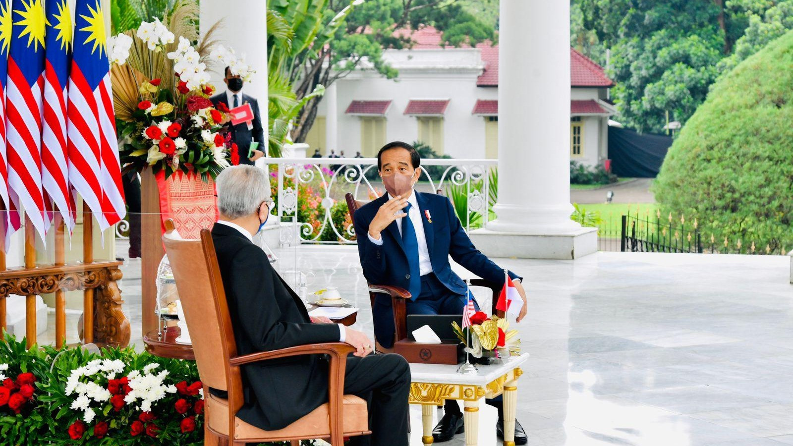Presiden Joko Widodo membahas isu bilateral saat menerima lawatan PM ke-19 Malaysia, Dato  Ismail Sabri Yakoob di Istana Kepresidenan Bogor, Jawa Barat, Rabu (10/11/2021).
