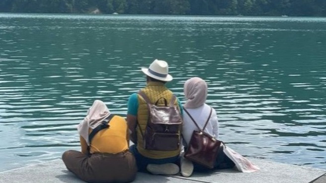 Ridwan Kamil, Atalia Praratya dan Camillia Laetitia Azzahra Saat Pamit Kepada Emmiril Khan Mumtadz di Sungai Aare, Bern, Swiss, Kamis (2/6/2022)