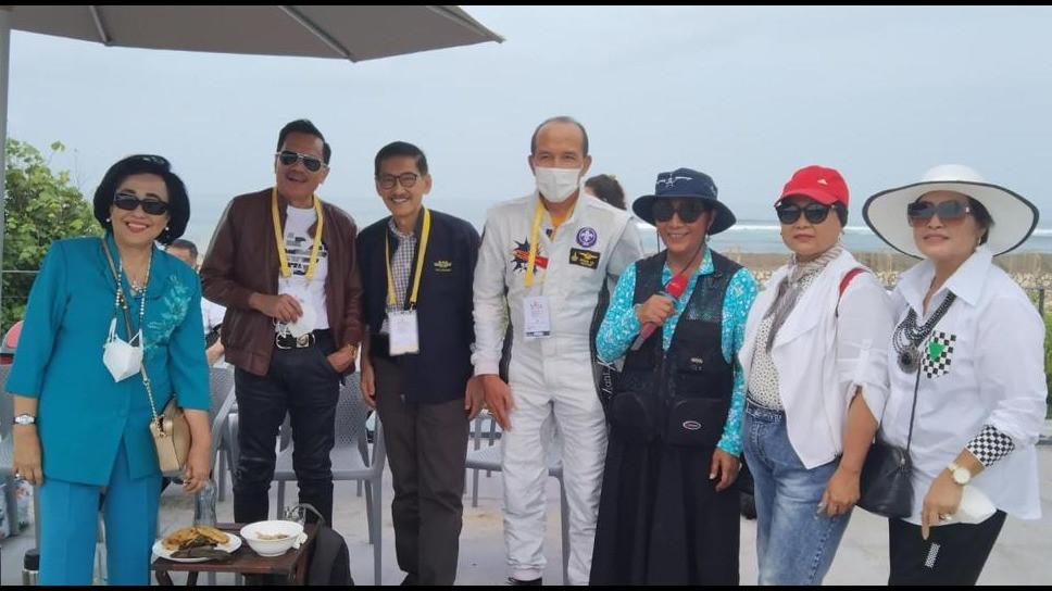 Susi Pudjiastuti bersama tamu undangan di Susi Air Jambore Aviation (17-19 Juni 2022).