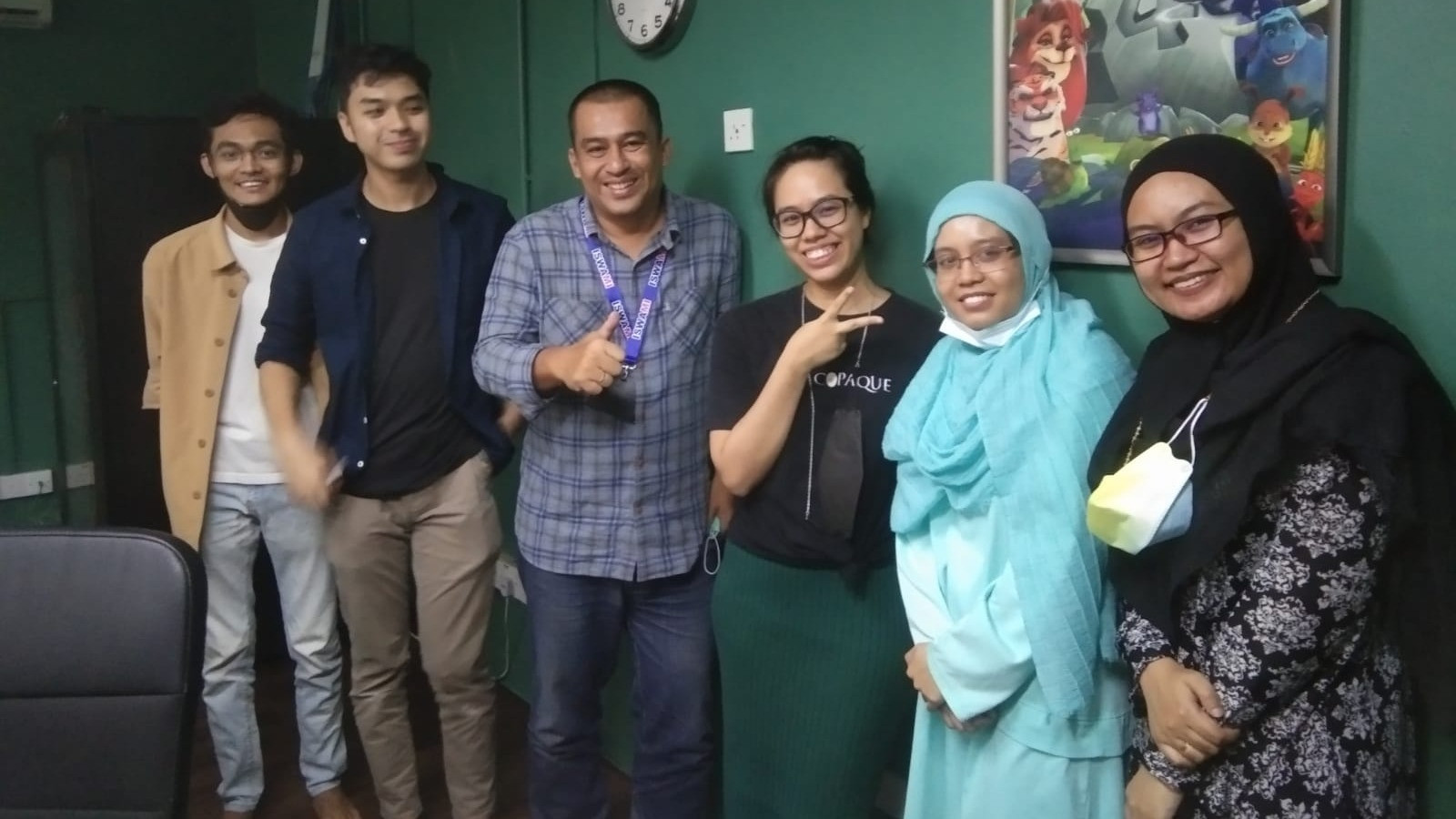 tvOnenews (keneja kotak biru) bersama tim script Les  Copaque Production, Selangor, Malaysia.(29/6/2022)