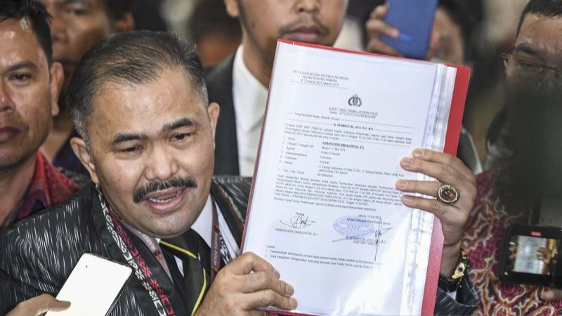 Kuasa hukum keluarga Brigadir J, Kamaruddin Simanjuntak (tengah) menunjukkan surat laporan resmi di Bareskrim Mabes Polri, Jakarta, Senin (18/7/2022).
