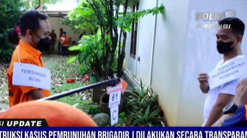 Tersangka Bripka RR dengan Pemeran Brigadir J saat Rekonstruksi di Rumah Dinas Ferdy Sambo, Duren Tiga, Jakarta, Selasa (30/8/2022)