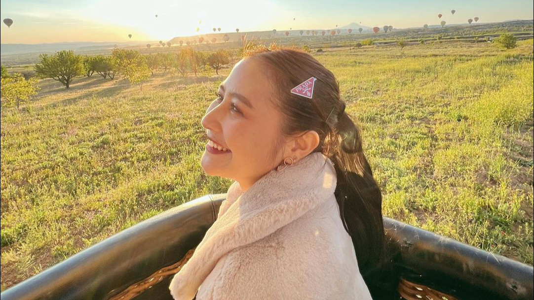 Prilly Latuconsina Tanggapi Komentar Negatif soal Niat Bagikan Isi Buku Kado dari Omara Esteghlal
            - galeri foto