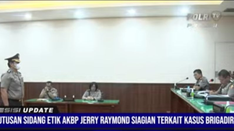 Tangkapan Layar - Mantan Wadirreskrimum Polda Metro Jaya AKBP Jerry Raymond Siagian (Kiri) Mendengarkan Putusan Sidang Komisi Etik Polri