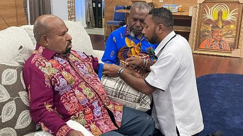 Tim dokter Gubernur Papua melakukan pemeriksaan kesehatan terhadap Lukas Enembe di kediamannya, Rabu (14/9/2022).
