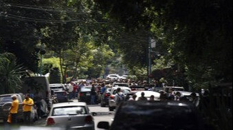 Orang-orang berkumpul di luar setelah gempa berkekuatan M 7,6 dirasakan di Mexico City, Senin, 19 September 2022.