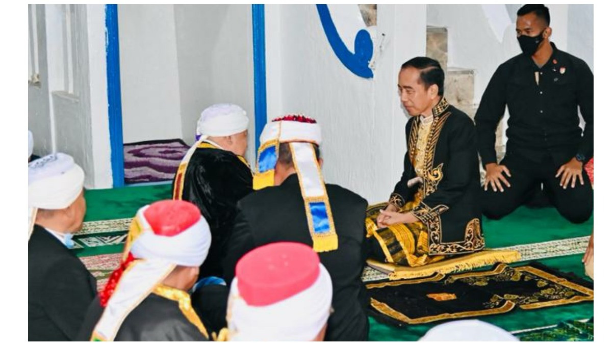 Presiden Jokowi mengikuti prosesi Gelar Kehormatan Adat Kesultanan Buton di dalam kawasan Benteng Keraton Buton (27/9/2022).