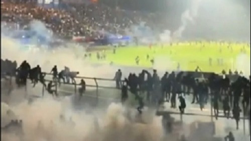 Gas air mata dilepaskan aparat kepolisian ke tribun Stadion Kanjuruhan