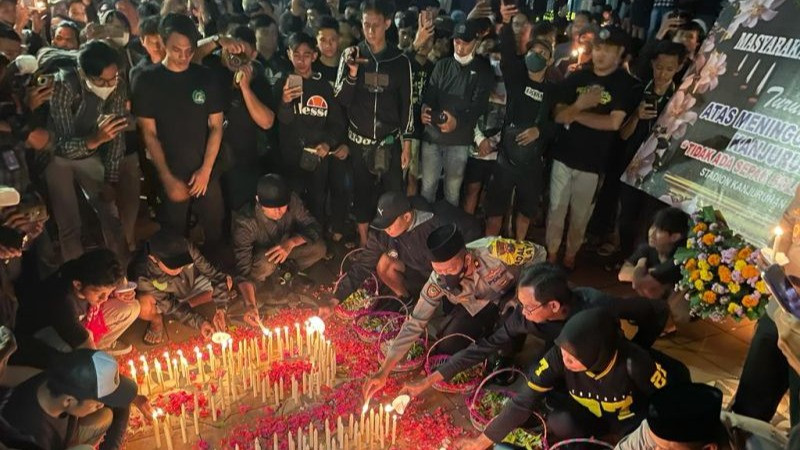 Ribuan suporter Persebaya atau dikenal Bonekmania menggelar doa bersama dan menyalahkan lilin untuk ratusan korban tragedi Kanjuruhan di Tugu Pahlawan, Kota Surabaya, Jawa Timur, Senin (3/10/2022) malam.