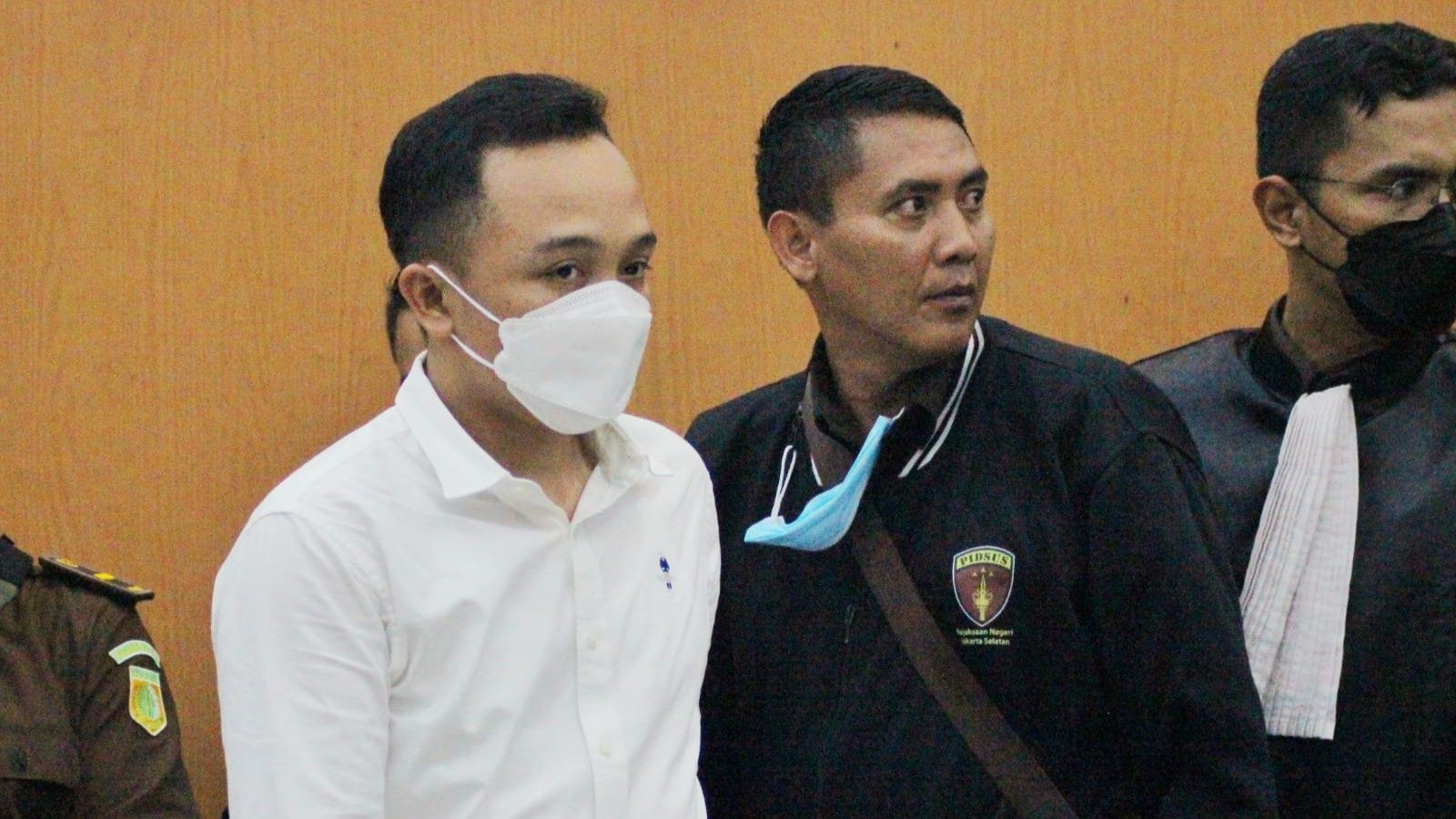 Ricky Rizal memasuki ruang sidang kasus Obstruction of Justice, di PN, Ampera, Jakarta Selatan, Senin (17/10/2022), pukul 20:30 WIB