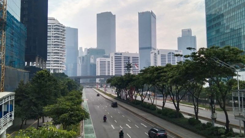 Ilustrasi - Suasana Jakarta dengan cuaca cerah di kawasan Jalan Sudirman, Jakarta, Minggu (29/8/2021).