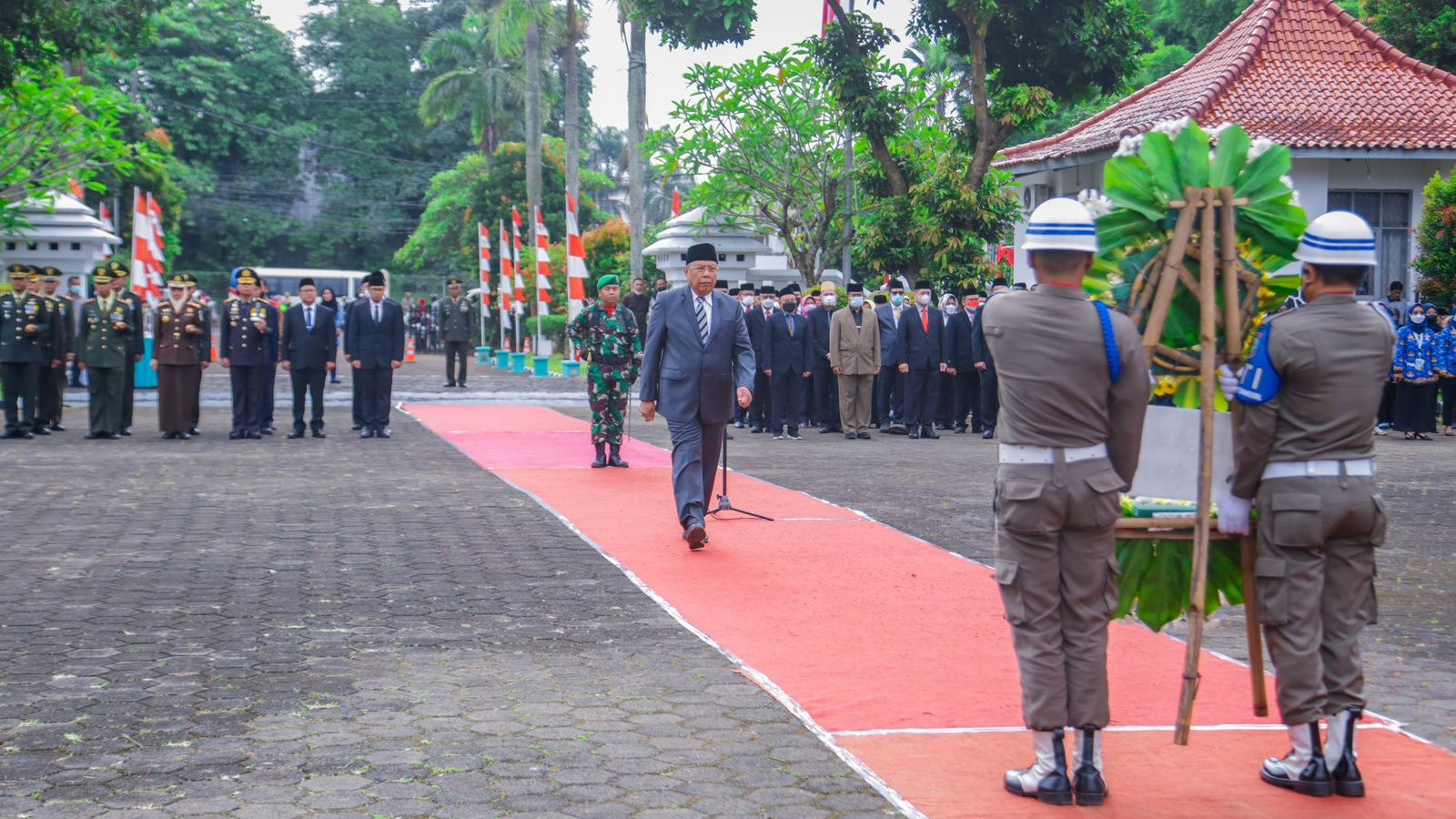 Wali Kota Tangerang Selatan Benyamin Davnie bertindak sebagai Inspektur Upacara dan dihadiri jajaran Forkopimda, serta kepala OPD Pemkot Tangerang Selatan.
