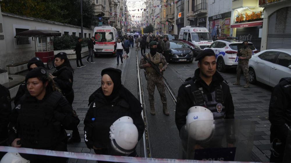 Petugas keamanan dan ambulans di lokasi setelah ledakan di pejalan kaki Istiklal Avenue yang populer di Istanbul, Minggu, 13 November 2022.