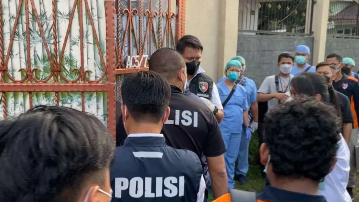 Garis polisi di rumah keluarga yang tewas misterius di Kalideres