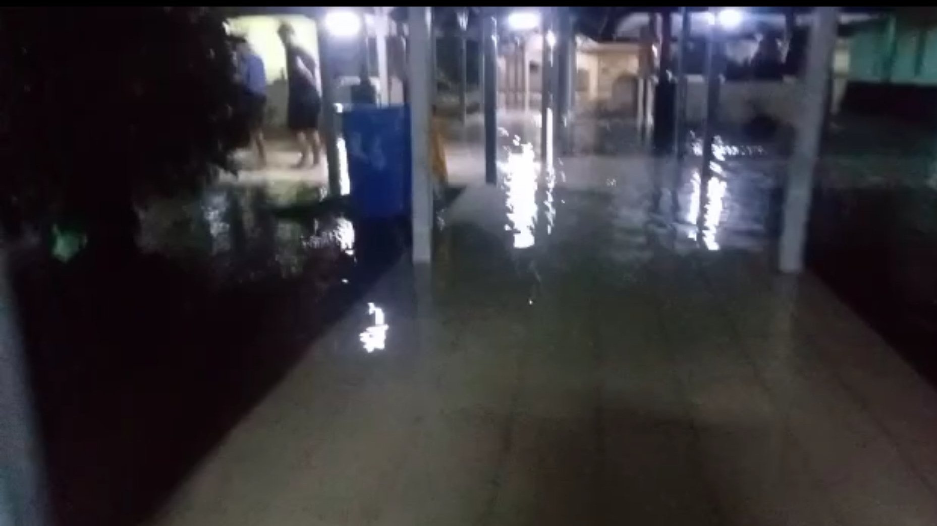 Rumah Sakit Umum Daerah (RSUD) Dokter Soekardjo di Kota Tasikmalaya, Jawa Barat, terendam banjir setelah hujan deras mengguyur wilayah itu sejak Jumat sore.