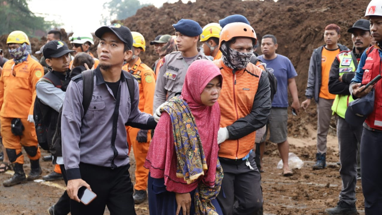 Proses Evakuasi Gempa Cianjur di Jalan Cugenang, Cianjur, Jawa Barat
